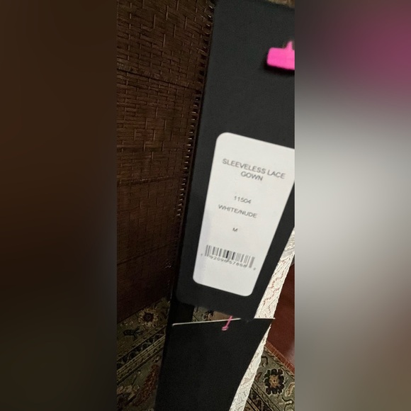 NEW Bebe Sleeveless Lace Gown – White/Nude – Size Medium - Picture 7 of 8